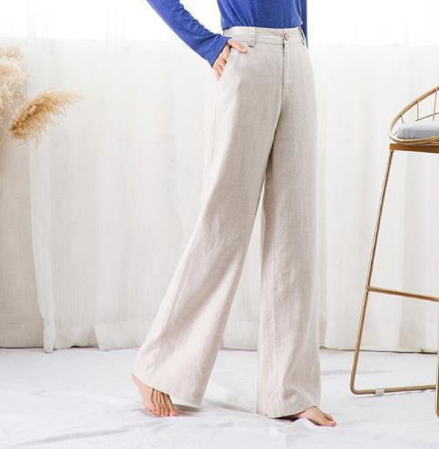 Damen Leinenhose in Beige, weites Bein, kombiniert mit blauem Oberteil. Modetrend, lässiger Stil, ideal für Frühling und Sommer.