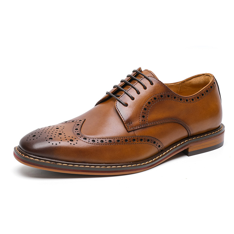 Brauner Herren-Brogues-Schuh aus Leder mit Lochmuster, elegantes Design, Schnürung, ideal für Business und formelle Anlässe.