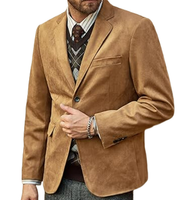 Mann in braunem Wildleder-Sakko, gestreiftem Hemd und gemustertem Pullover. Elegante Herrenmode, stilvoller Business-Look, Herbstmode.