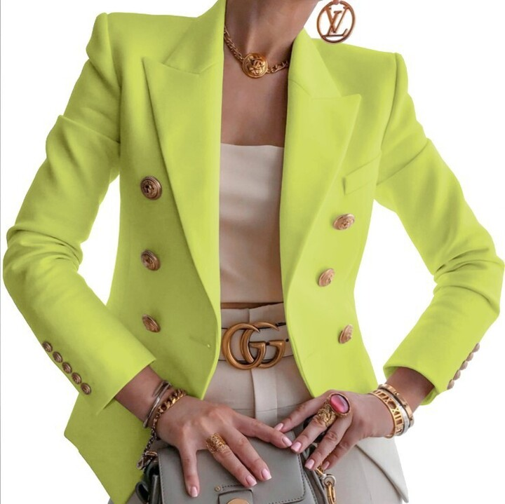 Dame in neongelbem Blazer mit goldenen Knöpfen, beige Top, Designer-Gürtel und Schmuck. Mode, Luxus, Stil, Damenbekleidung, Accessoires.