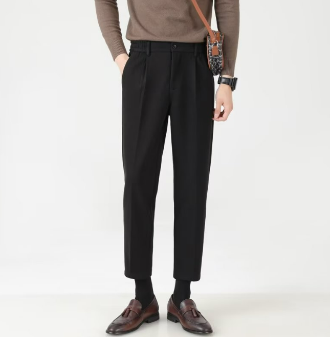 Braune Herrenhose, elegant und modern, kombiniert mit braunen Lederschuhen. Perfekt für Business- oder Freizeitkleidung.
