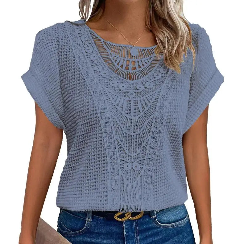 Damen Sommerbluse in Blau mit gehäkeltem Spitzenmuster, kurzen Ärmeln und rundem Ausschnitt. Perfekt für Freizeitmode und sommerliche Outfits.