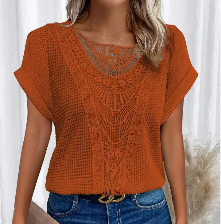 Frau trägt orangefarbenes, gehäkeltes Oberteil mit Spitzenmuster und blauen Jeans. Modetrend, Damenmode, Sommeroutfit, stilvolle Kleidung.
