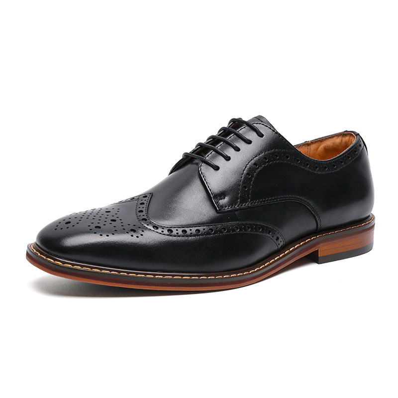 Schwarzer Herren-Brogues-Schuh aus Leder mit Lochmuster, eleganter Schnürschuh, braune Sohle, ideal für Business und formelle Anlässe.