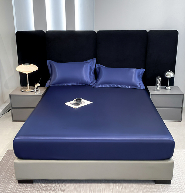 Luxuriöses Schlafzimmer mit dunkelblauem Satinbettbezug, modernen Nachttischen und stilvollen Lampen. Elegantes, zeitgenössisches Design.