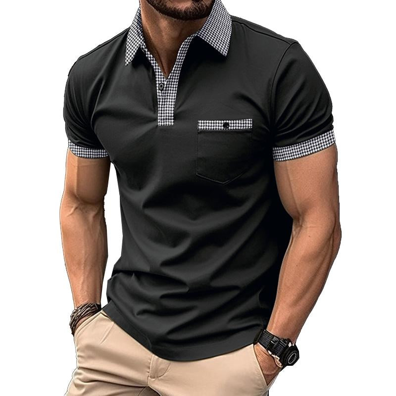Schwarzes Herren-Poloshirt mit kariertem Kragen und Ärmeln, Brusttasche, kombiniert mit beigen Hosen. Modische Herrenbekleidung, Sommerstil.