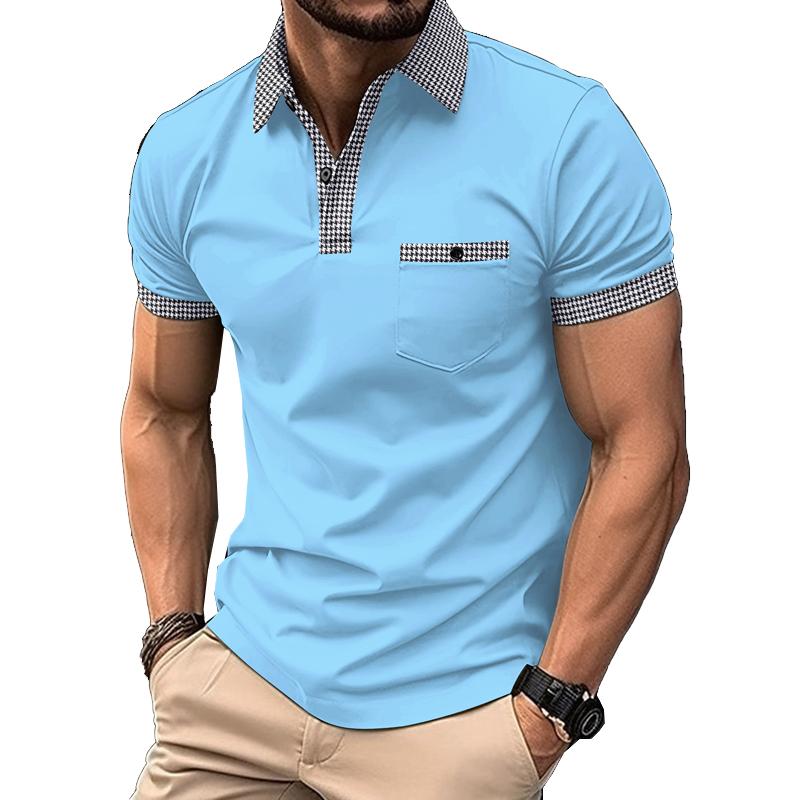 Mann in hellblauem Poloshirt mit kariertem Kragen und Tasche, trägt beige Hose. Modische Herrenbekleidung, Sommeroutfit, Freizeitlook.