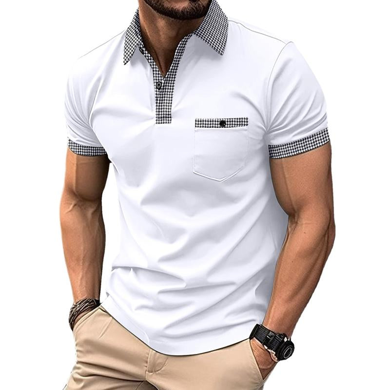 Weiße Herren-Poloshirt mit kariertem Kragen und Ärmelabschlüssen, Brusttasche, kombiniert mit beigen Hosen. Elegante Freizeitmode.
