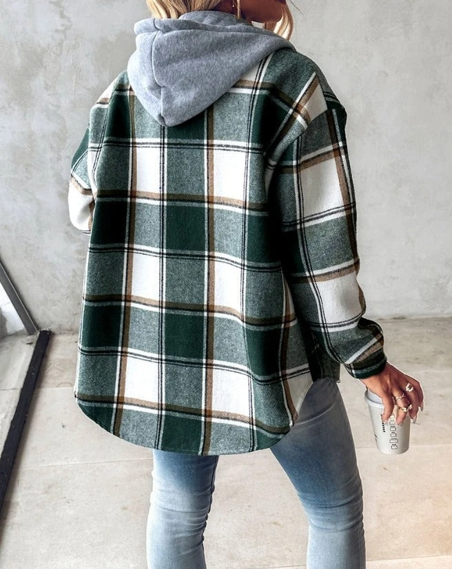 Frau in kariertem Hemd mit Kapuze, Jeans und Getränkebecher. Modetrend Herbst, lässiger Stil, Streetwear.