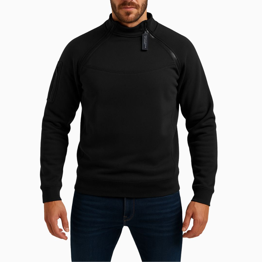 Schwarzer taktischer Pullover mit Reißverschlüssen und Armtasche, ideal für Outdoor-Aktivitäten. Funktionale Herrenbekleidung auf weißem Hintergrund.