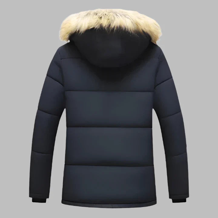 Dunkelblaue Winterjacke mit Kapuze und Kunstfellbesatz, isoliert auf grauem Hintergrund. Warme Daunenjacke, modisch und funktional.