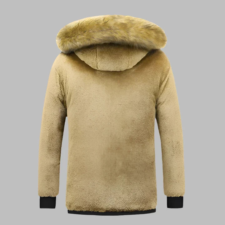 Beige Winterjacke mit Kapuze und Kunstfellbesatz, Rückansicht. Warme Herrenjacke, ideal für kalte Temperaturen. Modische Outdoor-Bekleidung.