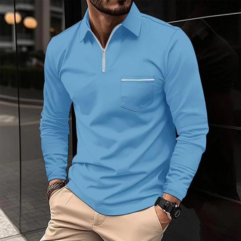 Mann in hellblauem Langarmshirt mit Reißverschluss und Brusttasche, kombiniert mit beigen Hosen. Modischer Freizeitlook, urbaner Hintergrund.