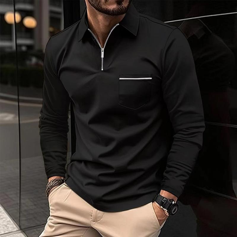Mann in schwarzem Langarm-Poloshirt mit Reißverschluss und beiger Hose, steht vor einem modernen Gebäude. Elegante Herrenmode, urbaner Stil.