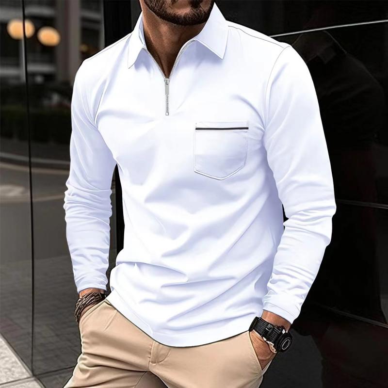 Mann in weißem Langarmshirt mit Reißverschluss und Brusttasche, kombiniert mit beigen Hosen. Elegante Herrenmode, urbaner Stil.