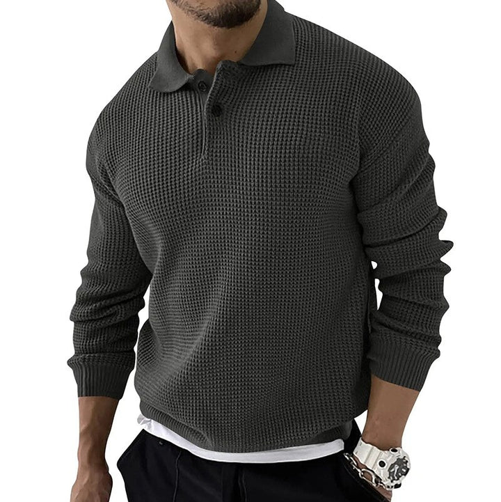 Dunkelgrauer Herrenpullover mit Kragen, strukturiertem Waffelmuster und langen Ärmeln. Modischer Freizeitlook, ideal für Herbst und Winter.