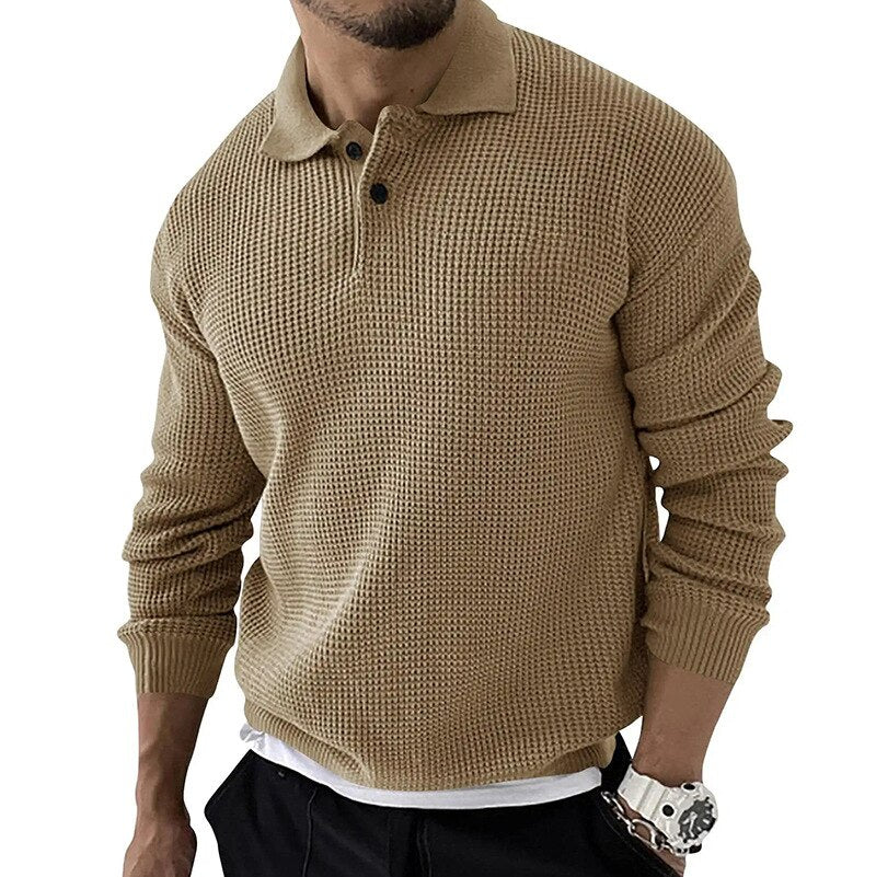 Beiger Herrenpullover mit Polokragen, grob gestrickt, langärmelig. Modischer Freizeitlook, ideal für Herbst und Winter.