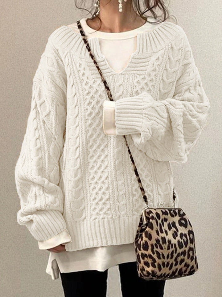 Frau in weißem Strickpullover mit Zopfmuster, trägt Leopardenmuster-Tasche. Modetrend, Herbstmode, Damenbekleidung, Strickmode.