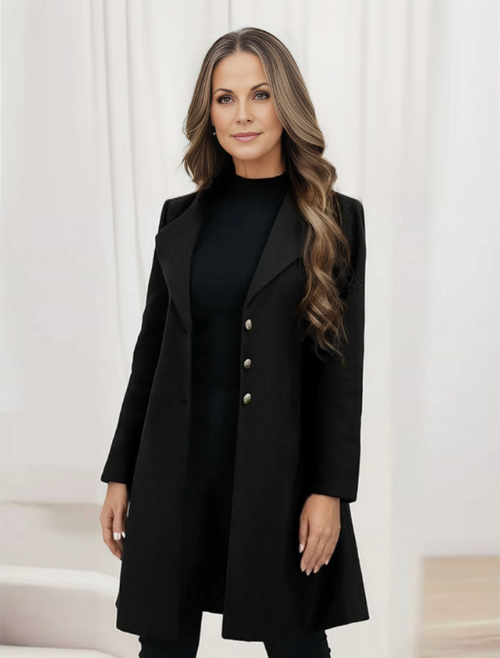 Frau in elegantem schwarzen Mantel mit langen Ärmeln und Knöpfen, stehend vor hellem Hintergrund. Mode, Damenbekleidung, stilvoller Look.