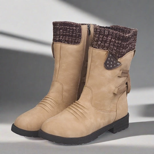 Beige Kinderstiefel mit braunem Strickbund und seitlichem Reißverschluss, ideal für Herbst und Winter. Modische, warme Stiefel für Mädchen.