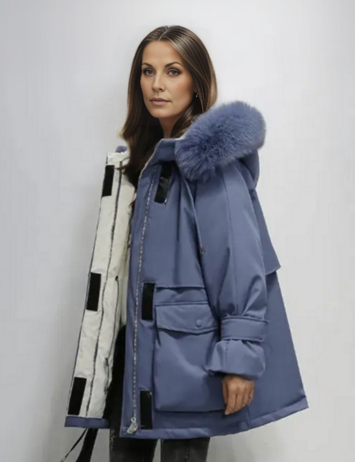 Frau in blauer Winterjacke mit Fellkapuze, modisches Design, warme Oberbekleidung, stilvolle Damenmode, Wintertrends 2023.