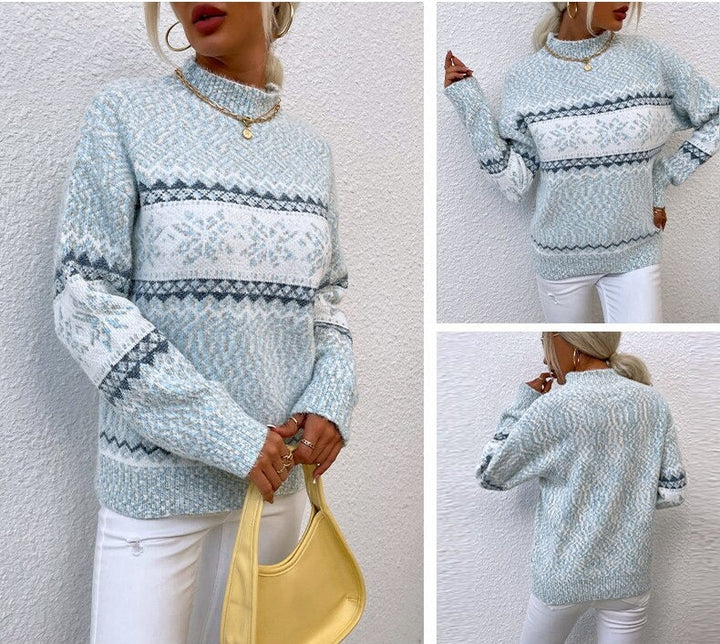 Frau trägt blauen Norwegerpullover mit Schneeflockenmuster, kombiniert mit weißen Jeans und gelber Handtasche. Wintermode, Strickpullover, Damenoutfit.