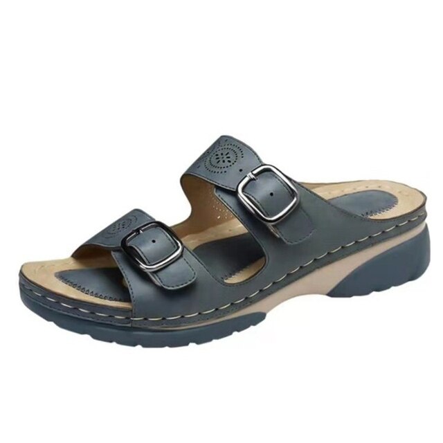 Damen Sandale mit zwei verstellbaren Schnallen, ergonomischem Fußbett und rutschfester Sohle in Dunkelblau. Bequeme Sommerschuhe.
