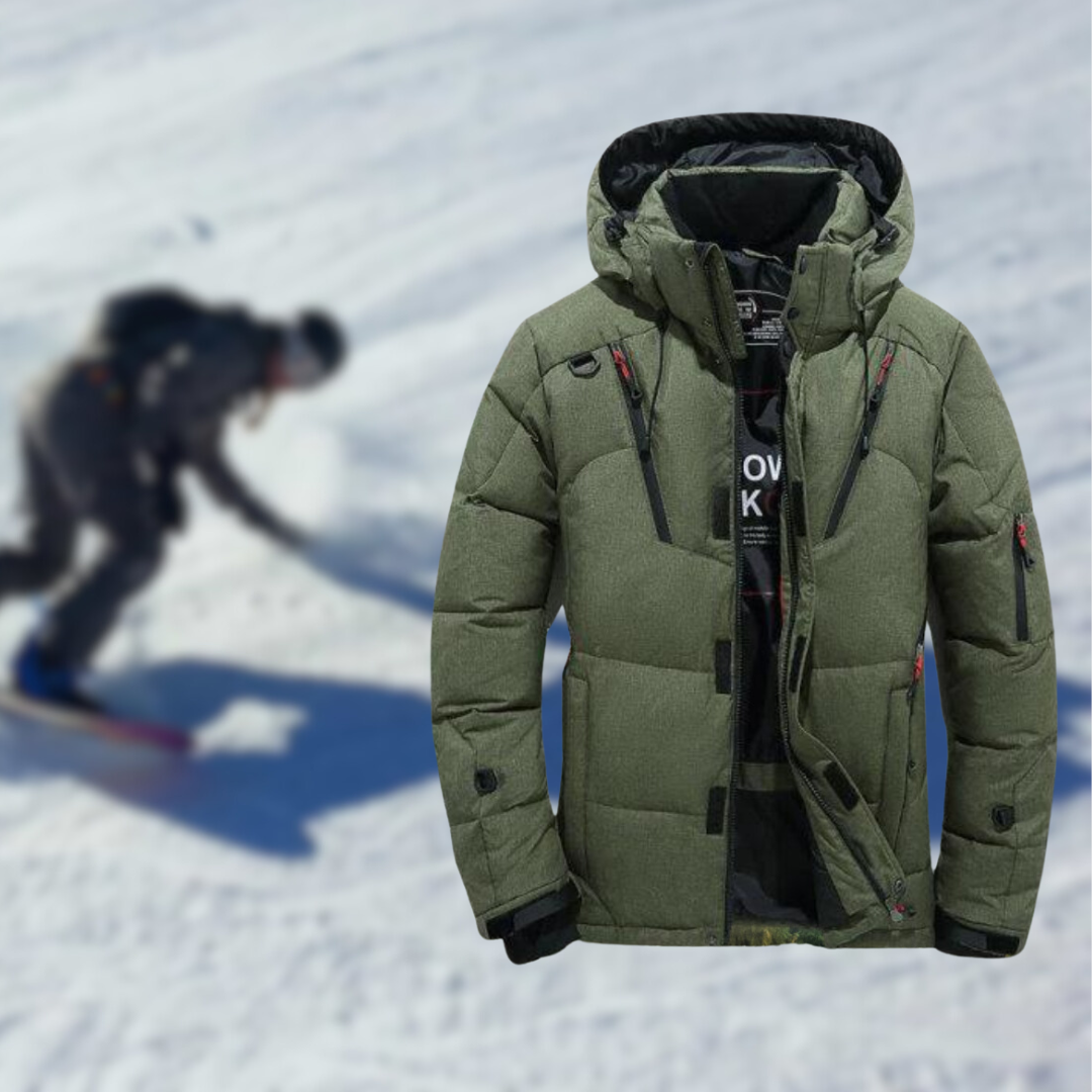 Grüne Winterjacke mit Kapuze im Vordergrund, ideal für Skifahren und Outdoor-Aktivitäten. Hintergrund zeigt Skifahrer auf verschneiter Piste.