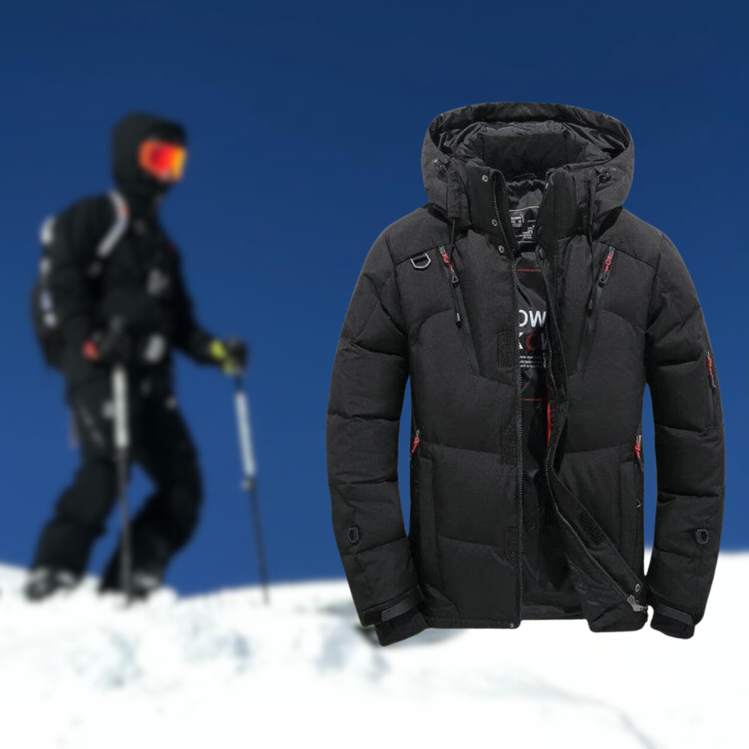 Schwarze Daunenjacke mit Kapuze vor Skifahrer im Schnee, Wintermode, Outdoor-Bekleidung, warme Jacke für kaltes Wetter, stilvoll und funktional.
