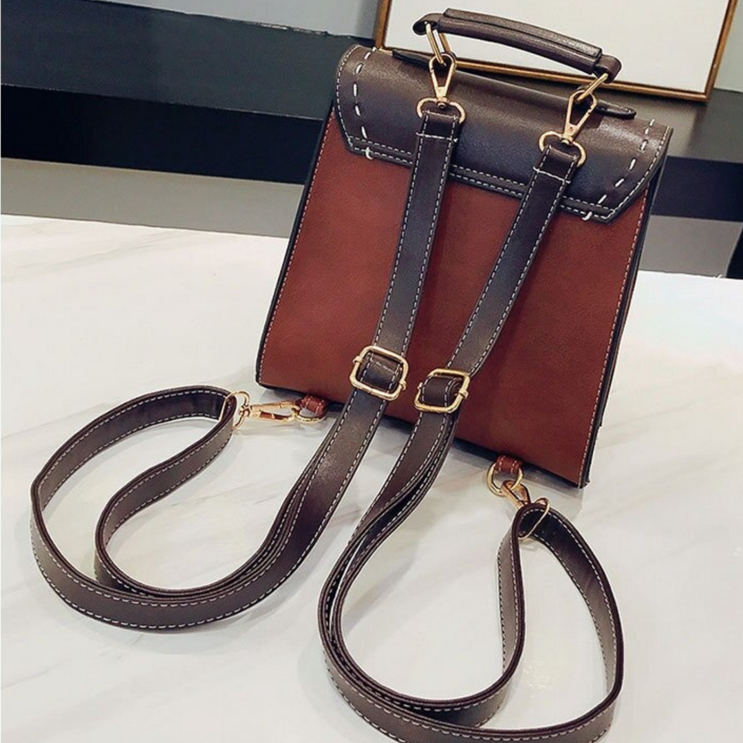 Brauner Leder-Rucksack mit verstellbaren Trägern und goldenen Schnallen auf weißem Hintergrund. Modischer Damenrucksack, stilvolles Accessoire.
