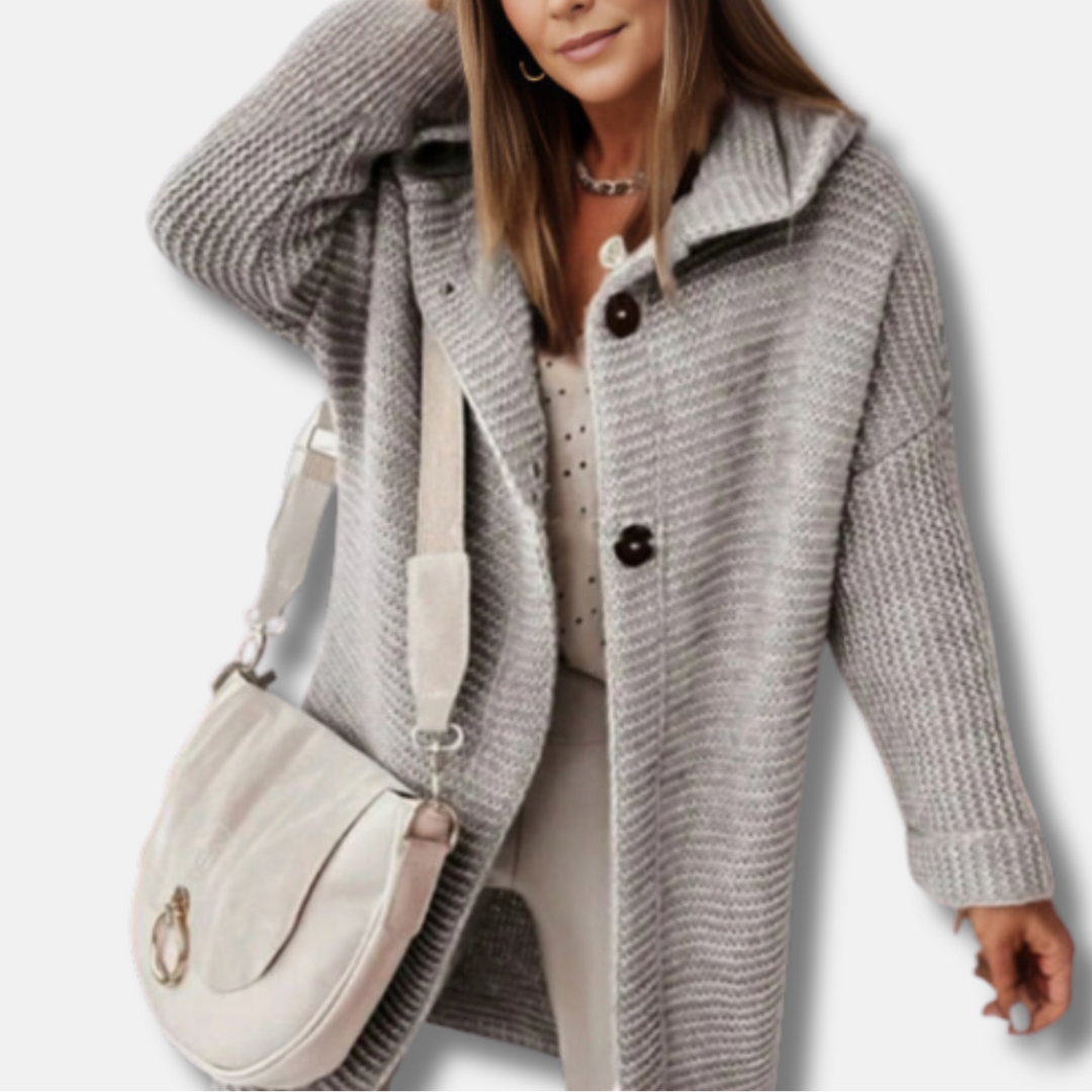 Frau in grauem Strickmantel mit beiger Umhängetasche, lässiger Look, Mode für Herbst/Winter, stilvolle Damenbekleidung, elegantes Outfit.