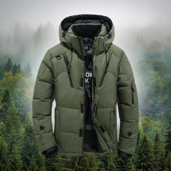 Grüne Winterjacke mit Kapuze vor Waldhintergrund, warm gefüttert, ideal für Outdoor-Aktivitäten, wasserdicht, winddicht, modisch und funktional.