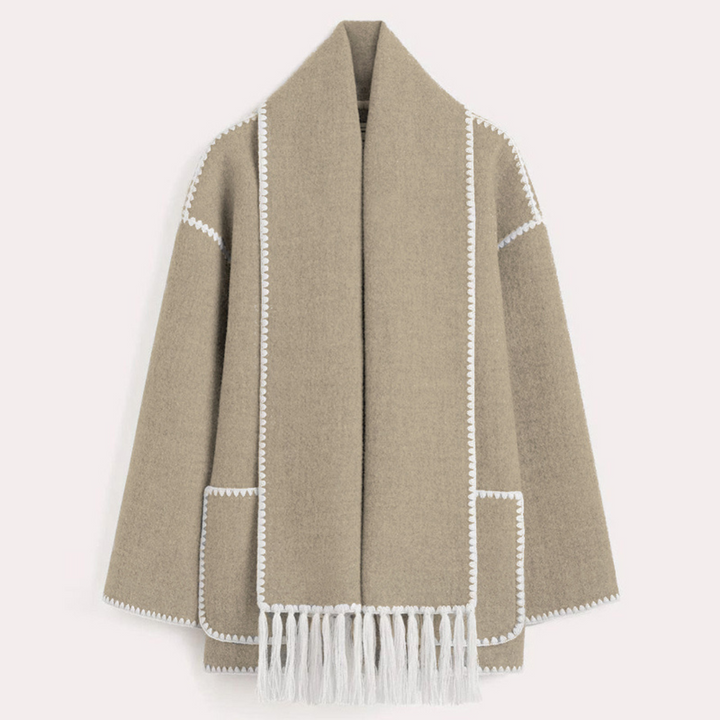 Beige Damenmantel mit weißen Fransen und Ziernähten, elegantes Design, modischer Herbst-Winter-Look, hochwertige Damenbekleidung.