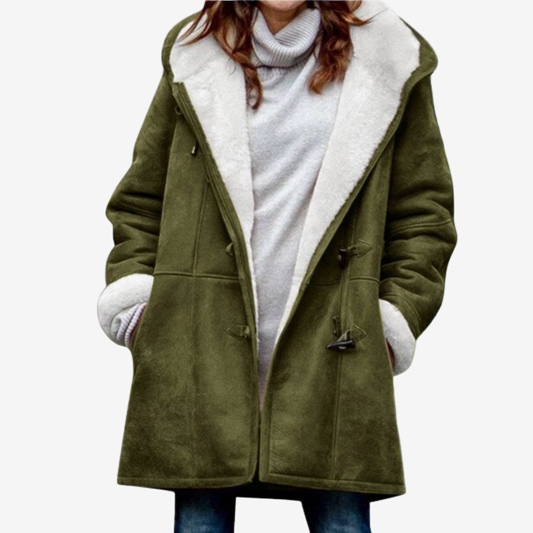 Frau in olivgrünem Dufflecoat mit Kapuze und weißen Fleece-Details, grauer Rollkragenpullover, draußen im Park. Wintermode, Damenmantel, Outdoor-Bekleidung.