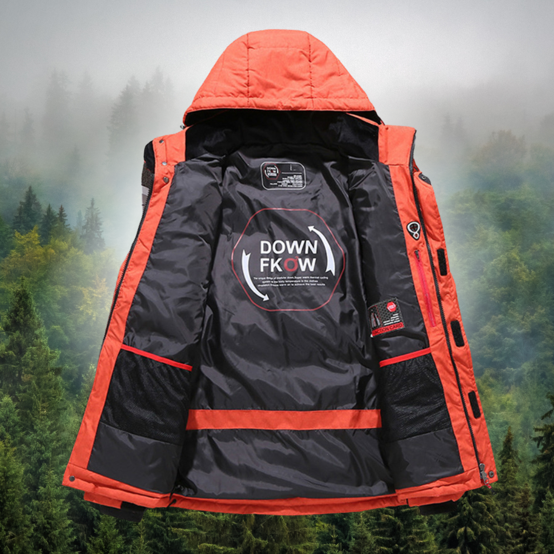 Orange Outdoorjacke mit Kapuze, geöffnet, zeigt schwarzes Innenfutter und Down FKOW-Logo. Ideal für Wandern und Outdoor-Aktivitäten im Wald.