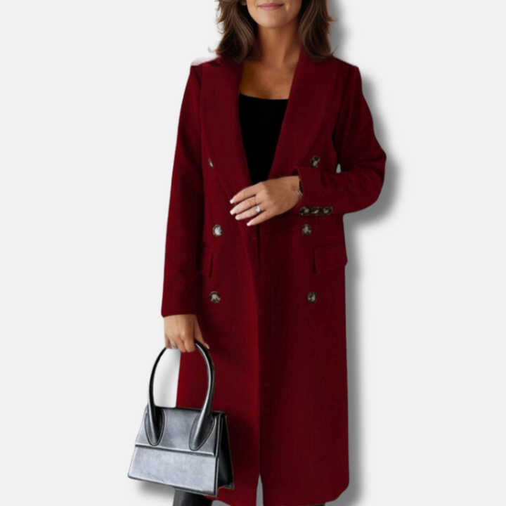 Frau in elegantem, rotem Mantel mit Knöpfen, hält schwarze Handtasche. Modischer Herbst-Look, stilvolle Damenbekleidung, trendiger Mantel.