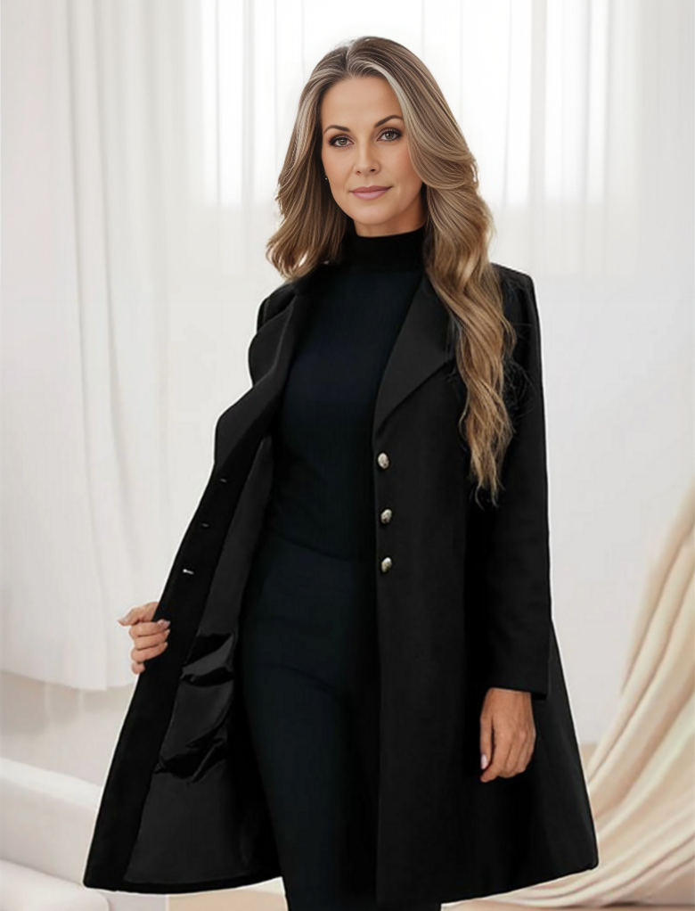 Eine Frau in einem eleganten schwarzen Mantel mit Knöpfen, stehend vor einem hellen Hintergrund. Mode, Damenbekleidung, stilvoller Look.