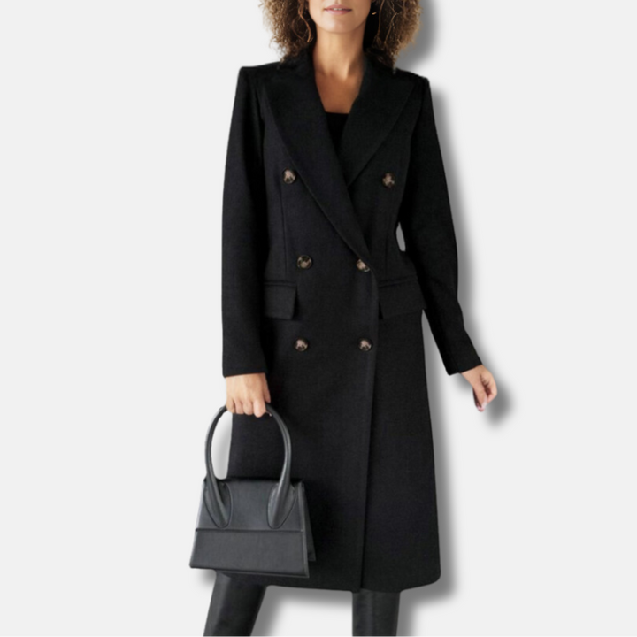 Frau in elegantem, schwarzem Wollmantel mit doppelter Knopfreihe, hält eine schwarze Handtasche. Modetrend Herbst/Winter, stilvolle Damenbekleidung.