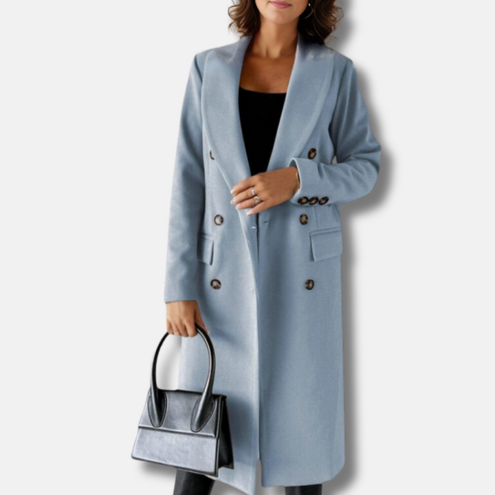Frau in hellblauem Mantel mit doppelter Knopfleiste, hält schwarze Handtasche. Elegante Herbstmode, stilvoller Damenmantel, modisches Outfit.