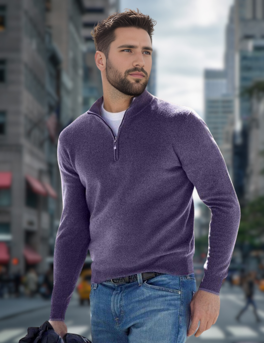 Mann in lila Pullover und blauer Jeans steht in urbaner Umgebung. Mode, Herrenbekleidung, Stadtleben, Freizeitlook, moderner Stil.