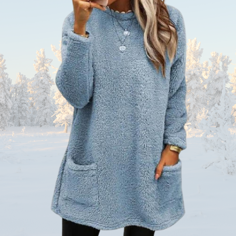 Damen Winter Fleece Pullover in Hellblau, kuschelig und warm, mit Taschen, ideal für kalte Tage. Perfekt für gemütliche Wintermode.