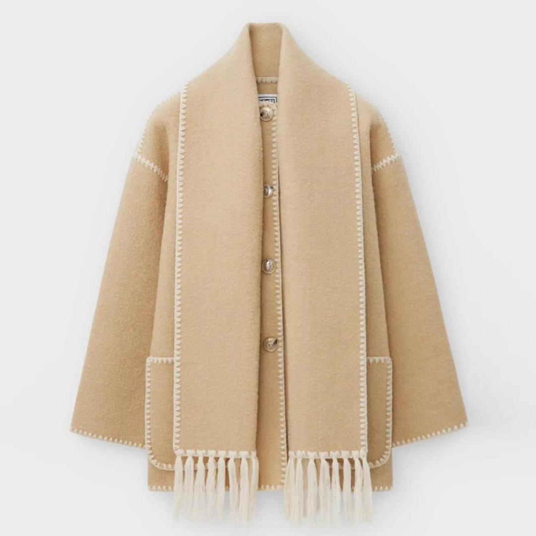 Beige Damenmantel mit Fransen, Knöpfen und Taschen, aus Wolle. Eleganter Wintermantel, ideal für kalte Tage. Hochwertige Mode für Damen.