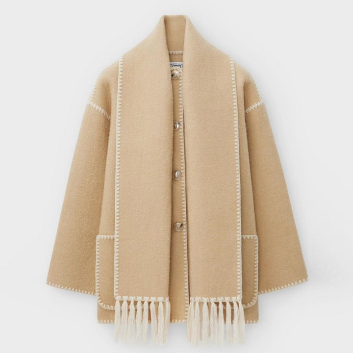 Beige Damenmantel mit Fransen, Knöpfen und Taschen, aus Wolle. Eleganter Wintermantel, ideal für kalte Tage. Hochwertige Mode für Damen.