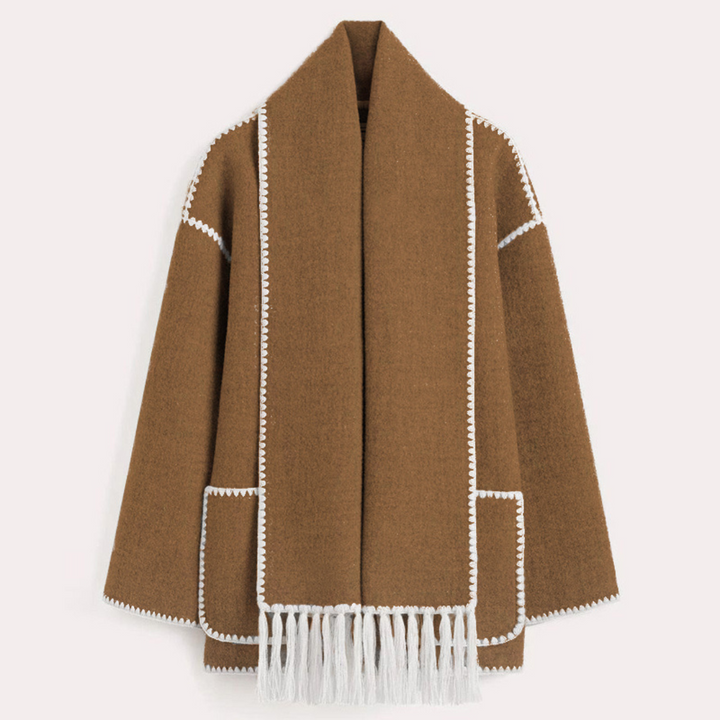 Brauner Wollmantel mit weißen Ziernähten und Fransen, modisches Design, warme Winterbekleidung, eleganter Damenmantel, stilvoller Look.