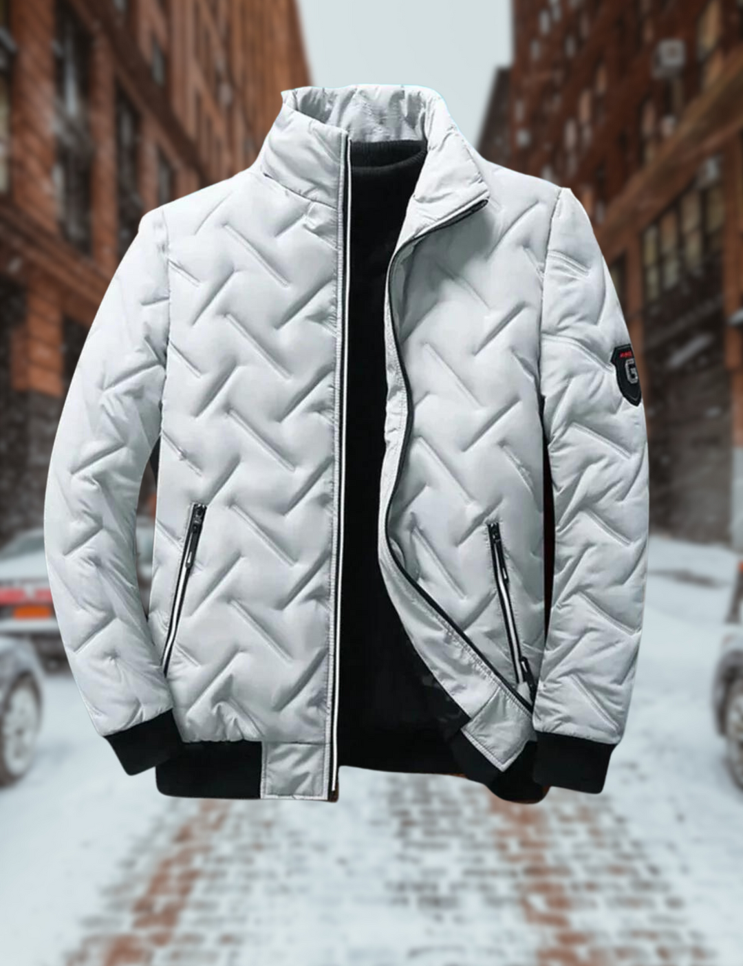 Weiße Steppjacke mit Reißverschlusstaschen und schwarzem Innenfutter, präsentiert auf schneebedeckter Stadtstraße. Wintermode, Herrenjacke, stilvoll.