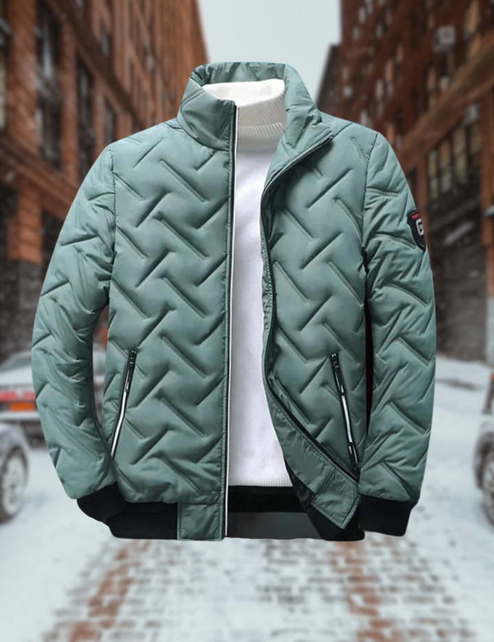 Grüne Steppjacke mit Reißverschlusstaschen, getragen über weißem Rollkragenpullover, im urbanen Winterhintergrund. Wintermode, Herrenjacke.