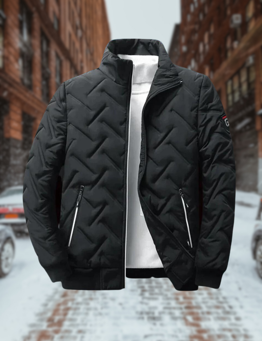 Schwarze Steppjacke mit Reißverschlusstaschen, modisch und warm, auf schneebedeckter Stadtstraße. Perfekt für Wintermode und Outdoor-Aktivitäten.