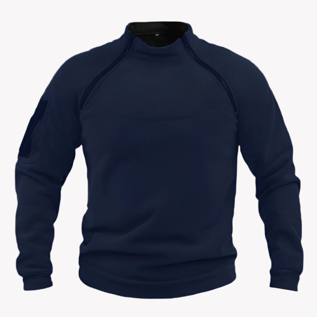 Dunkelblauer Pullover mit Reißverschluss, langärmlig, im Freien vor unscharfem Waldhintergrund. Bequeme Freizeitmode für Herbst und Winter.
