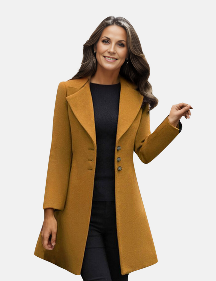 Frau in senfgelbem Mantel mit Knöpfen, schwarzem Oberteil und Hose. Modetrend Herbst, eleganter Damenmantel, stilvolle Herbstmode.