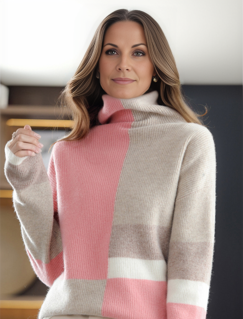 Frau in modernem, mehrfarbigem Rollkragenpullover mit rosa, beige und weißen Streifen, lächelt in stilvollem, gemütlichem Wohnzimmer.